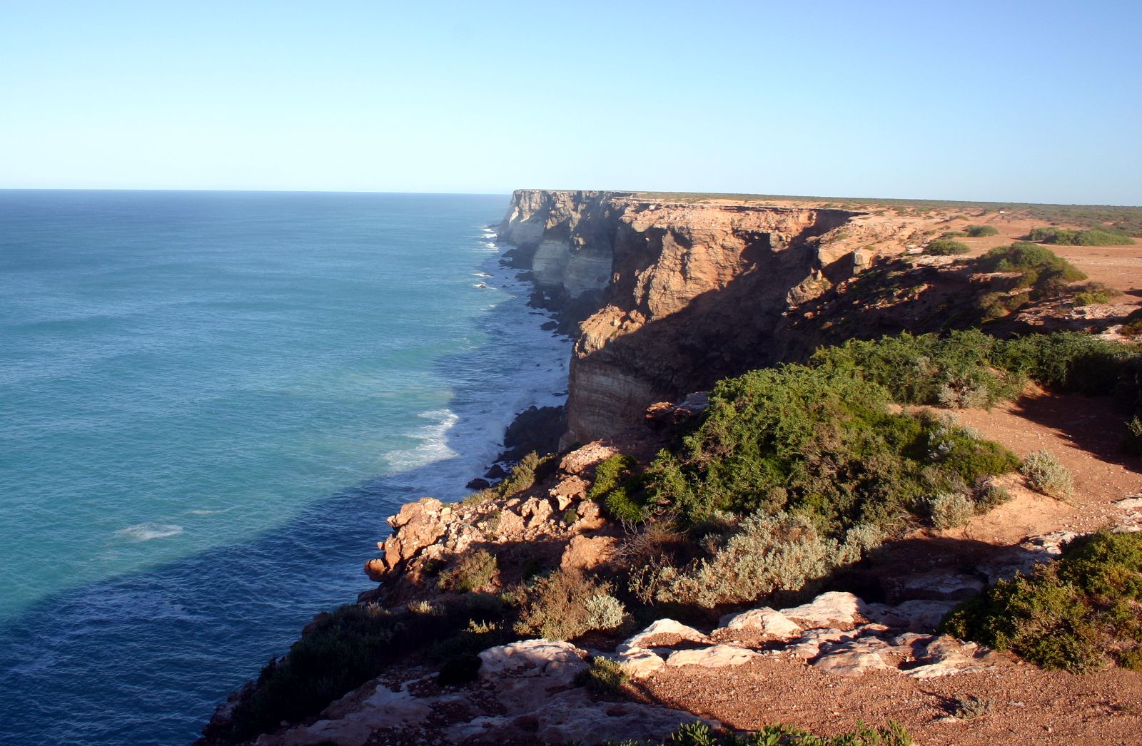 spectacular-photo-of-cliffs-along-the-great-australian-bight-which